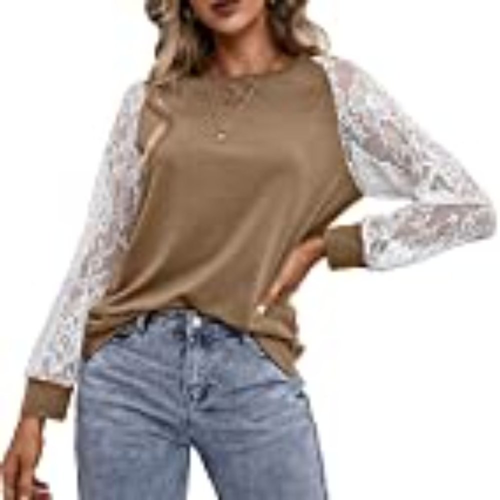 Makarthy Knit Top w/ Lace Sleeve